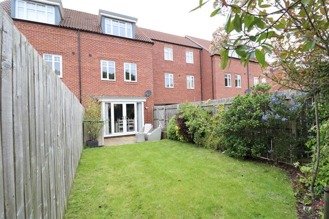 Town house for sale in Broad Avenue, Hessle