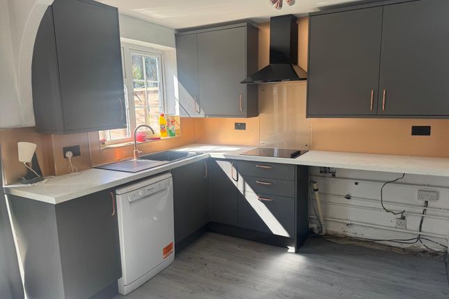 32, Tanyard Way, HORLEY photo 4