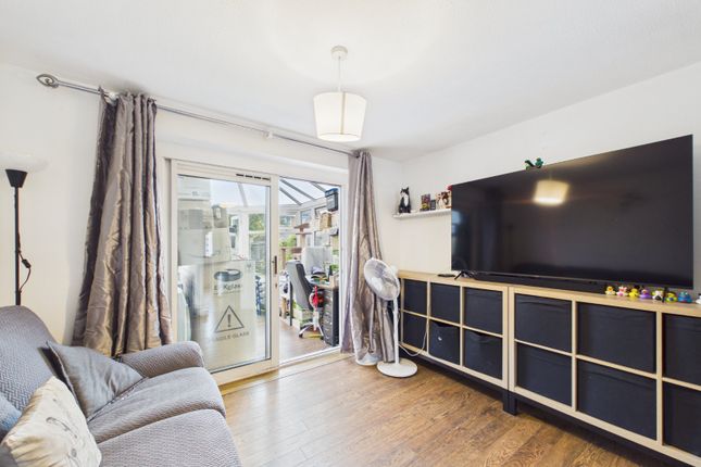 16, Magnolia Close, Sandhurst photo 3