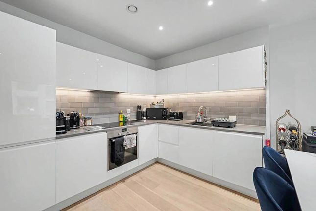 210 Banyan Court, 2, Regalia Close, London photo 4