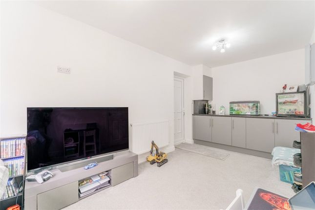 26, Hayfield Close, West Yorkshire photo 4