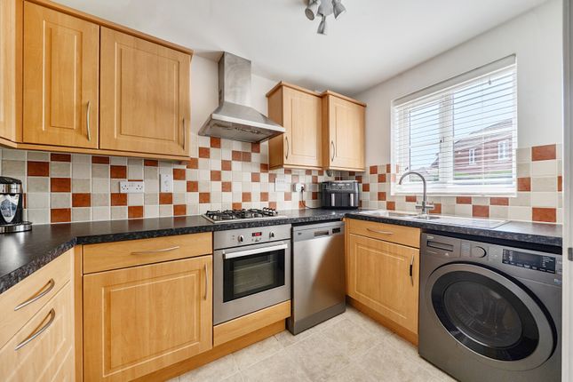 28, Grenadier Gardens, Berkshire photo 3