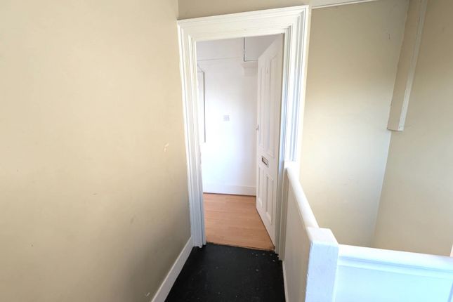 Flat D, 127 Knatchbull Road, Camberwell, London photo 5