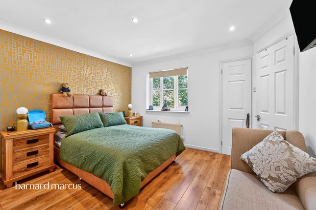 38, Halton Close, London photo 4