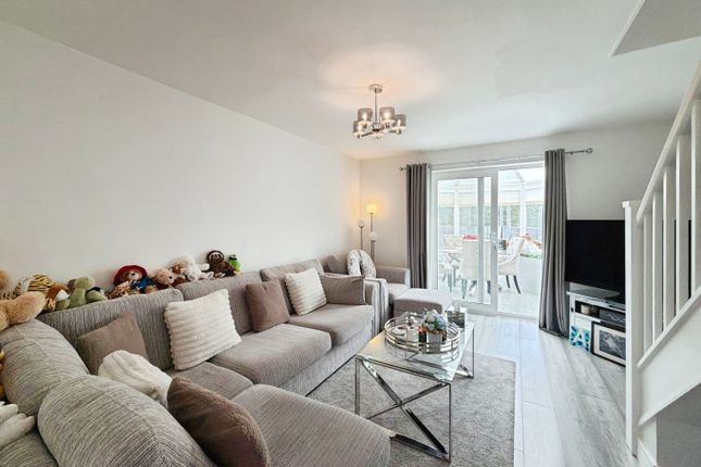 6 Oswald Close, Warfield, Berkshire photo 3