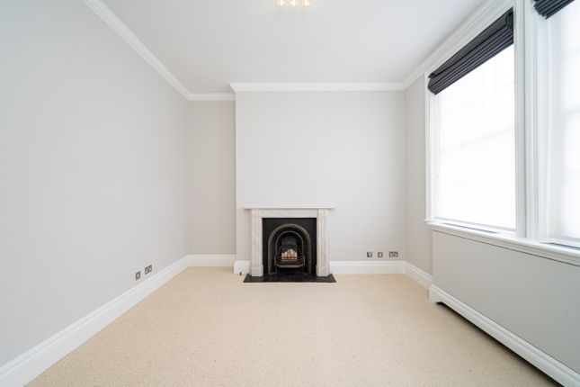 Town house to rent in Green Street, London