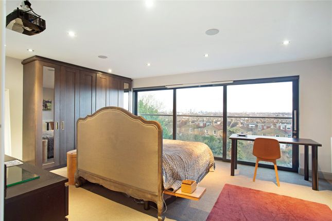 End terrace house for sale in Home Park Road, London