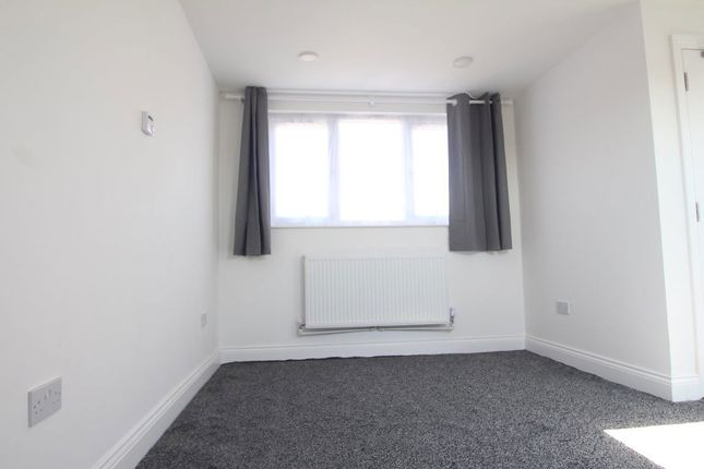 Flat 3 12, - Kensington Gardens, Ilford photo 4