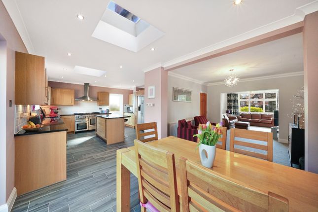 3 The Glen, Pinner, Greater London photo 2