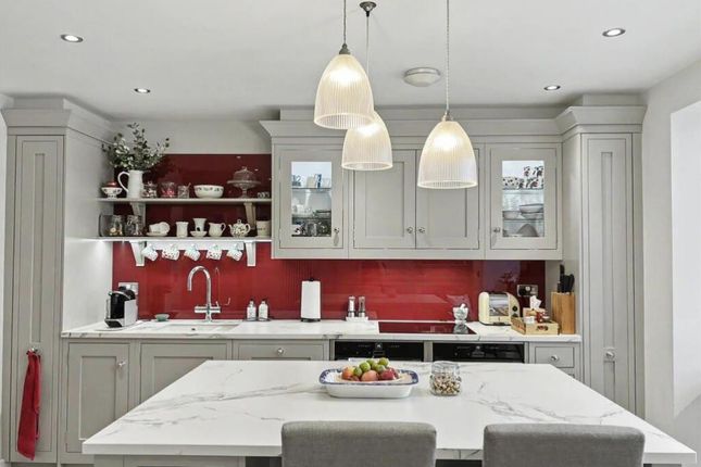 18, Stonehill Road, LONDON photo 2