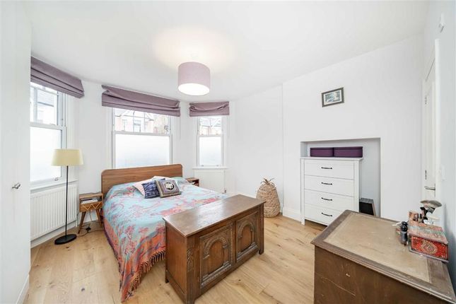 Flat for sale in Melrose Avenue, London