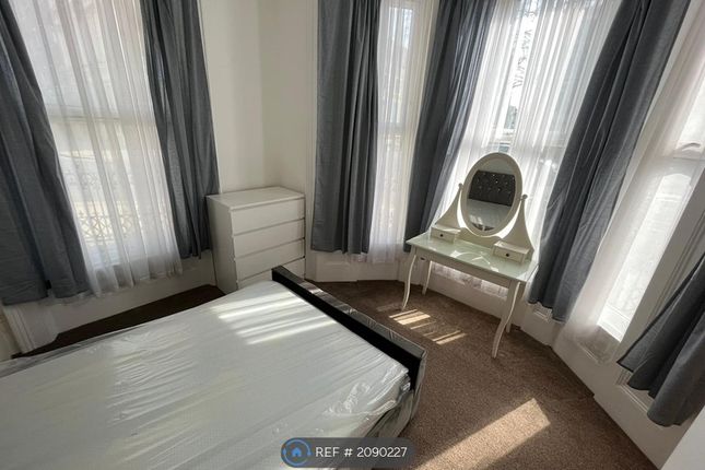 Flat to rent in Barons Court House, London
