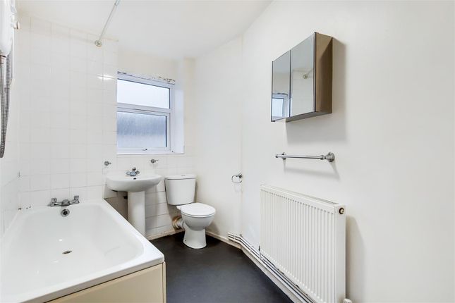 8_Bathroom-0.Jpg