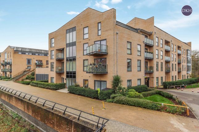2-bed flat on 30 Harrison House,, The Embankment, Hemel Hempstead, £290,000
