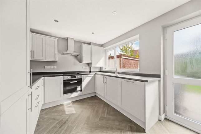17, Turnberry Rise, Leeds photo 3
