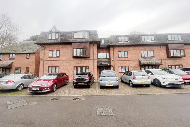 Thumbnail Flat for sale in Westcombe Lodge Drive, Hayes