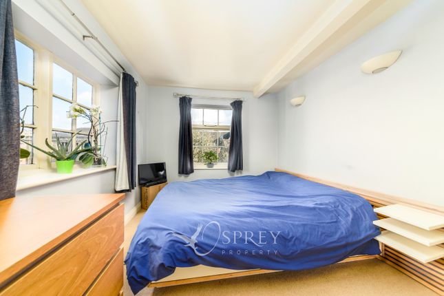 Flat for sale in Market Place, Oundle, Northamptonshire