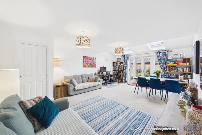 8, Cartwright Drive, Chertsey photo 3