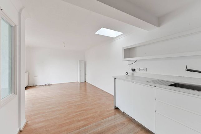 Thumbnail Flat to rent in Cherry Close E17, Walthamstow, London,