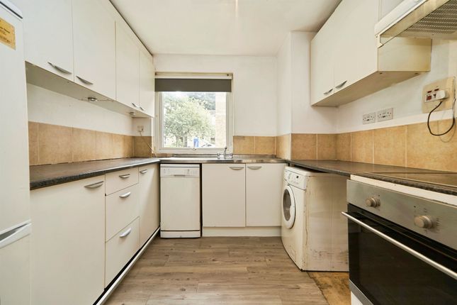 82, Frizley Gardens, BRADFORD photo 4