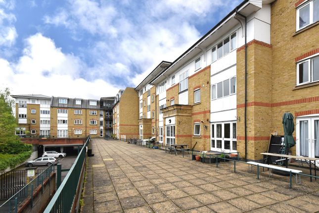 Thumbnail Flat to rent in Gainsborough Court, Homesdale Road, Bromley, Kent