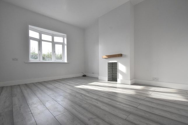 15 St Barbara, Monks Lane, Freshwater photo 2