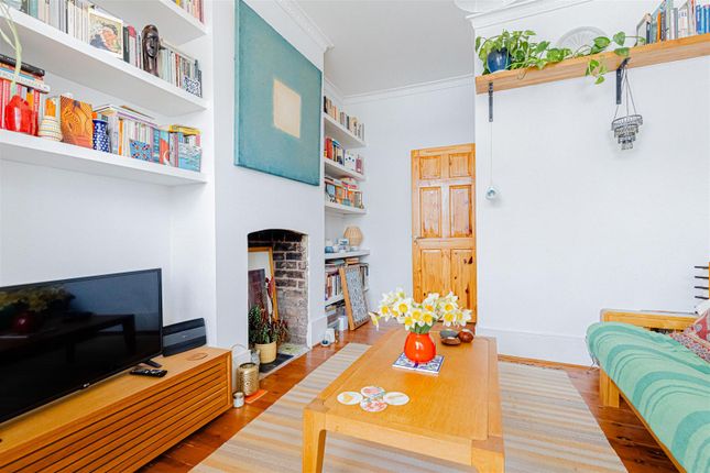 Flat for sale in Candler Street, London