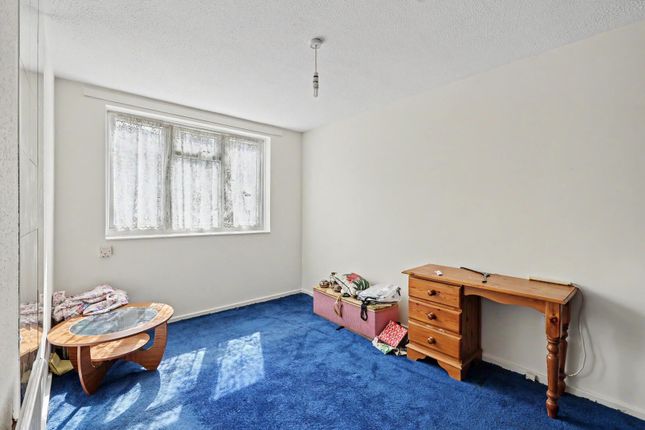 21, Lytchet Way, Enfield photo 4