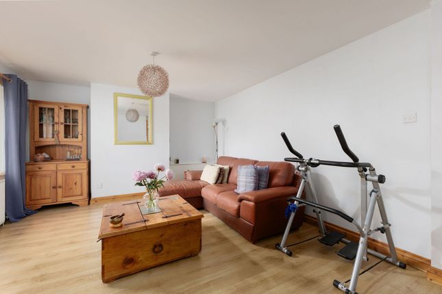 6 Stobie Place, Dunfermline photo 4
