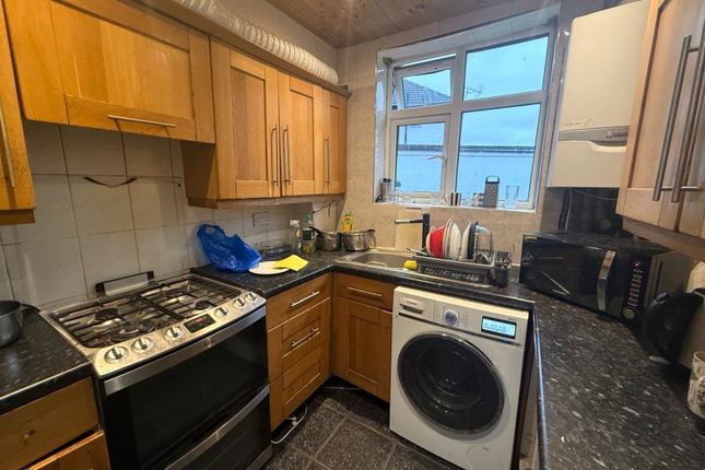 37 Richmond Avenue, Feltham photo 3