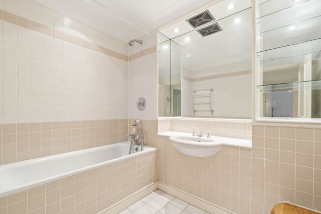 22 Maple Lodge, Kensington Green, London photo 4