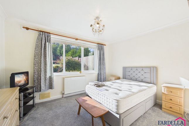 29 Crow Wood Avenue, Burnley photo 4