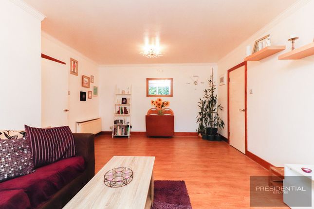 22 Cedar Court, Epping photo 3