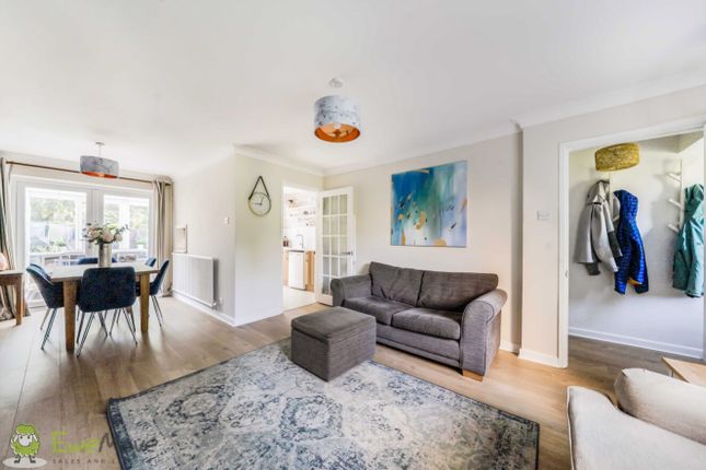 12, Wellington Crescent, Tadley photo 3