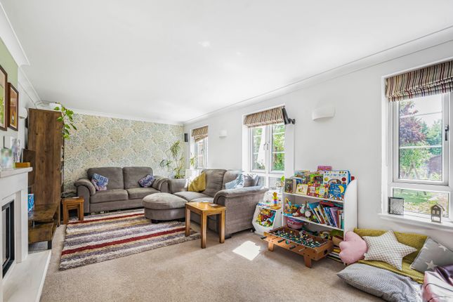 22, Whitethorn, Hertfordshire photo 2