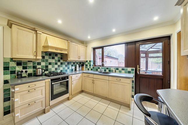 4, Maywater Close, South Croydon photo 4