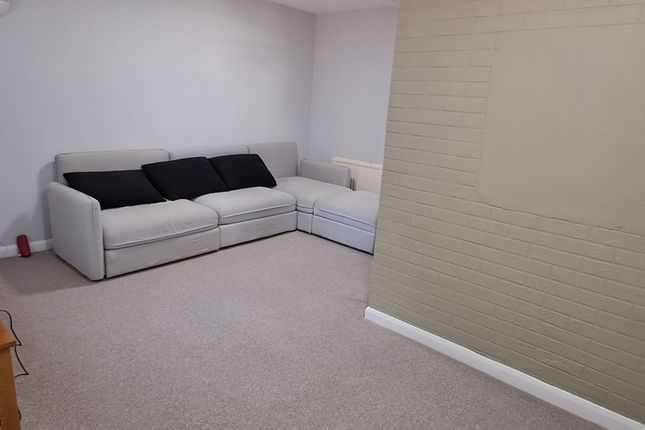 3, Harriet Way, Bushey photo 2