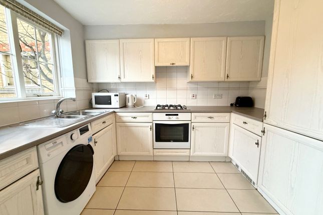 79, Nightingale Shott, Egham photo 3