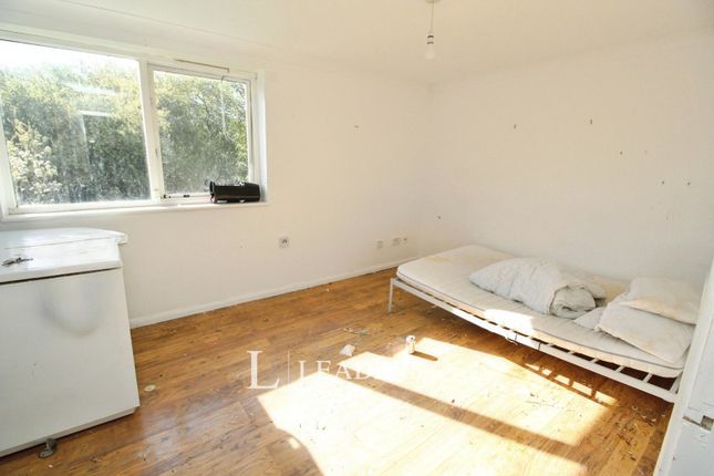 32, Buzzacott Lane, Milton Keynes photo 4