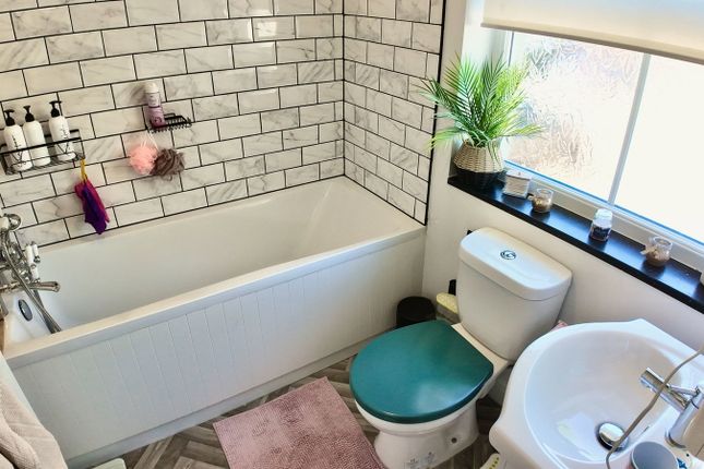 2, Griffin Drive, Hengoed photo 4