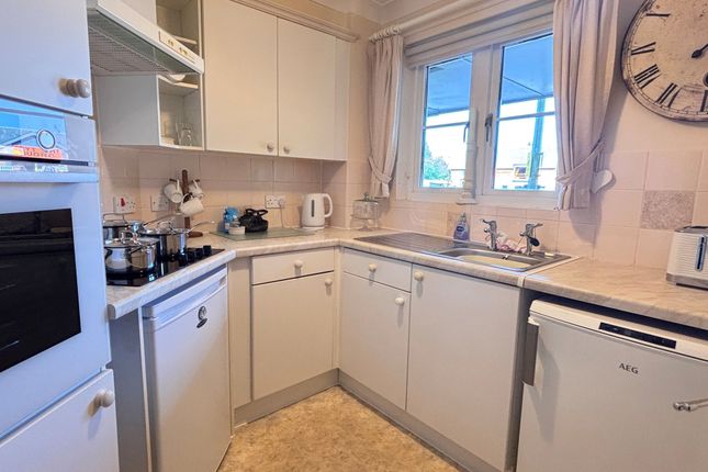 Flat 12, Castlemeads Court, Gloucester photo 4