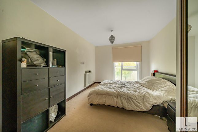 Flat for sale in Kings Mill Way, Denham, Uxbridge