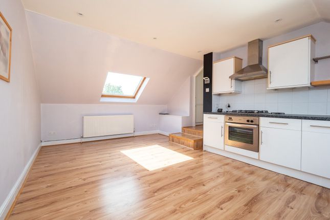 Flat 4, 3, Western Road, Surrey photo 2