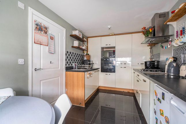 49 Lakeside Avenue, Faversham photo 3