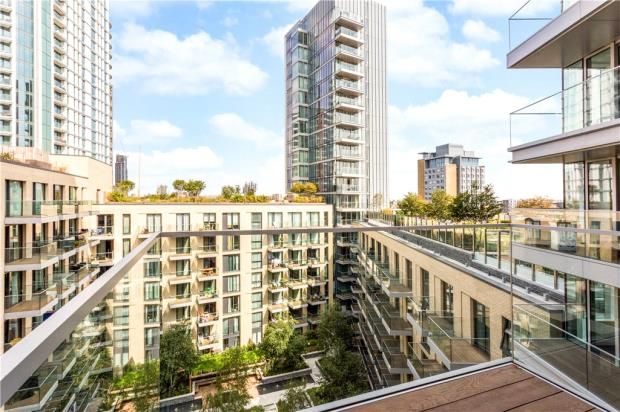 Flat to rent in Kingwood House, 1 Chaucer Gardens, London