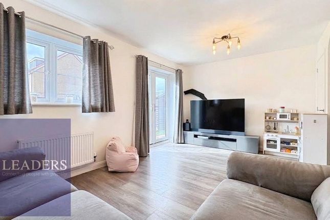 8, Baron Way, Halstead photo 2