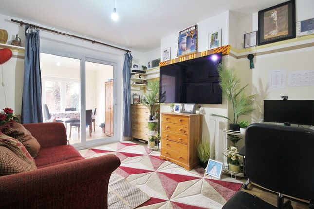 104 Woodland Gardens, Isleworth photo 3