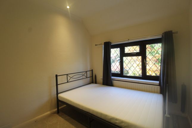 Room to rent in Woodside Road, Guildford