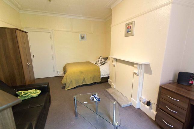 Flat to rent in St Johns Terrace, Leeds