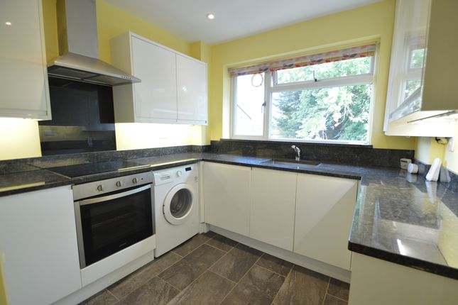 Flat 6, Redwood Court, Lovelace Gardens, Surbiton photo 4